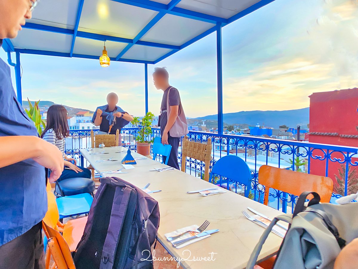 摩洛哥【Caf&eacute; Clock】舍夫沙萬最美藍色餐廳～駱駝肉漢堡、露台夕陽、現場音樂一次滿足！ @兔兒毛毛姊妹花