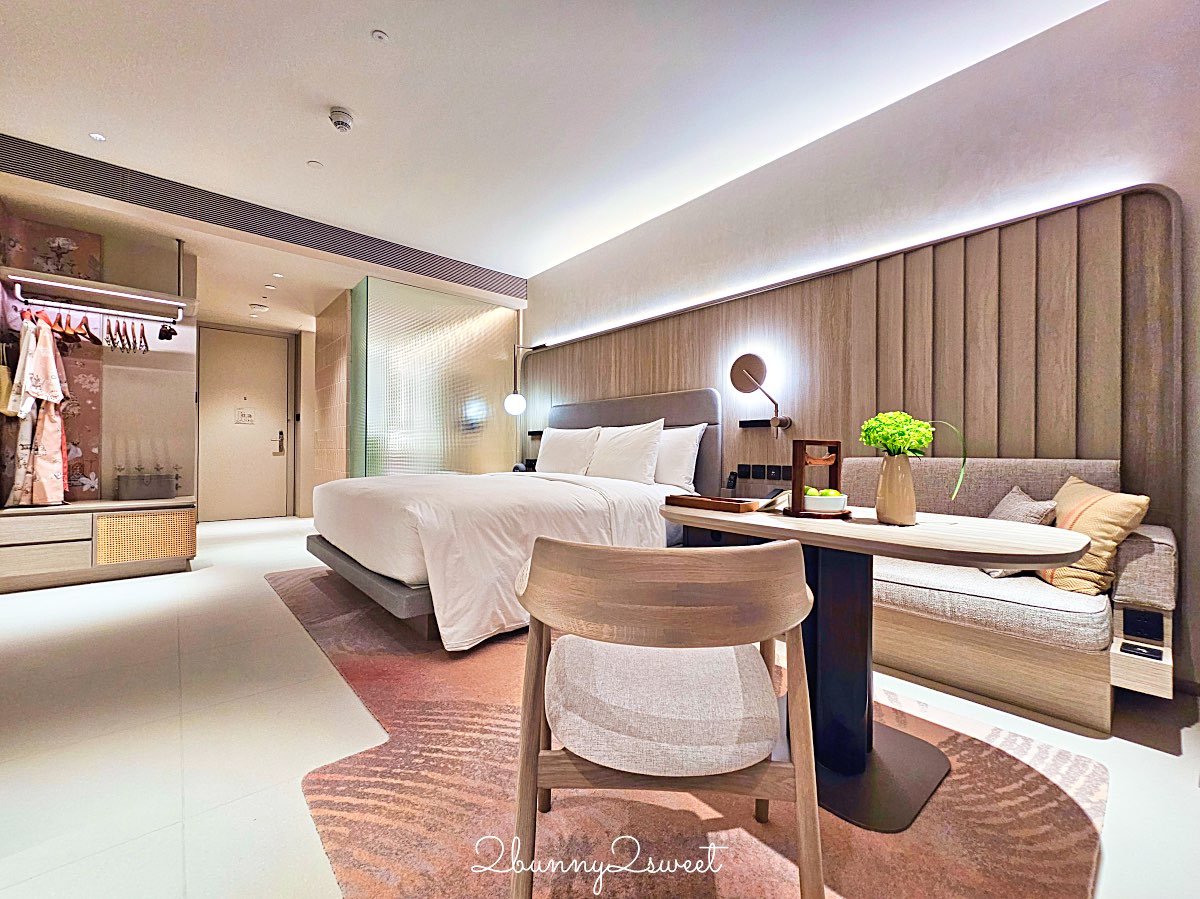 曼谷【KROMO Bangkok Curio Collection by Hilton】粉紅夢幻設計、絕美空中泳池、文青系早餐超驚艷！ @兔兒毛毛姊妹花