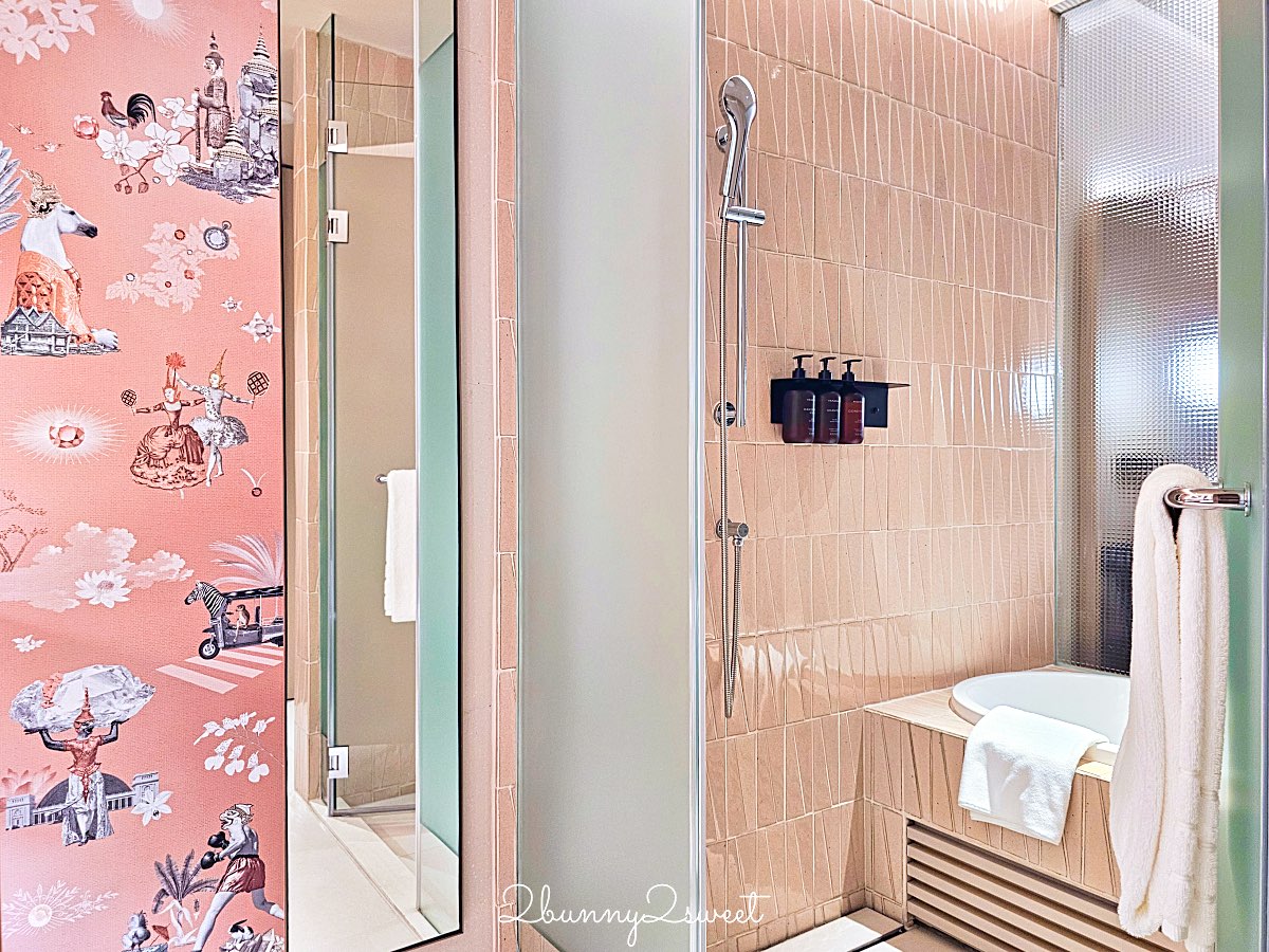曼谷【KROMO Bangkok Curio Collection by Hilton】粉紅夢幻設計、絕美空中泳池、文青系早餐超驚艷！ @兔兒毛毛姊妹花