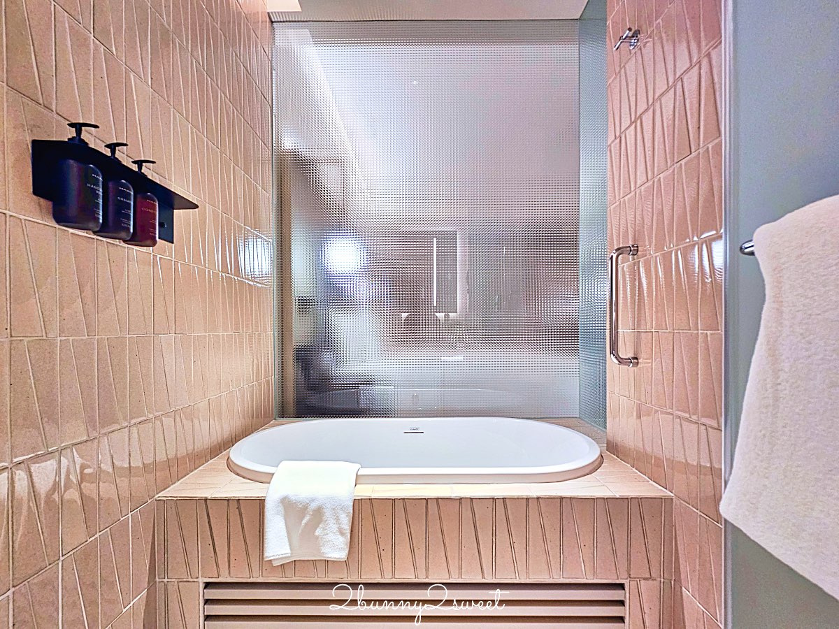 曼谷【KROMO Bangkok Curio Collection by Hilton】粉紅夢幻設計、絕美空中泳池、文青系早餐超驚艷！ @兔兒毛毛姊妹花