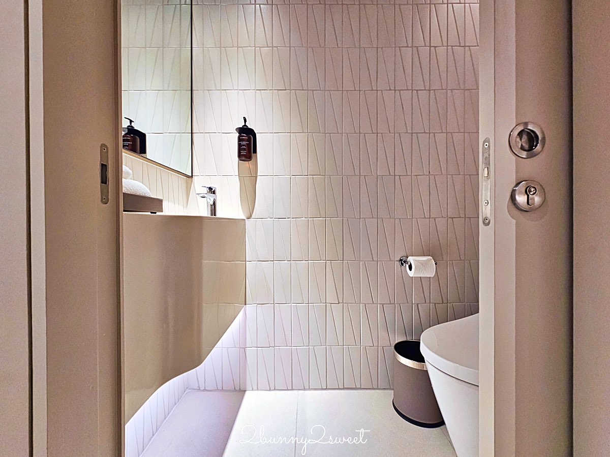 曼谷【KROMO Bangkok Curio Collection by Hilton】粉紅夢幻設計、絕美空中泳池、文青系早餐超驚艷！ @兔兒毛毛姊妹花