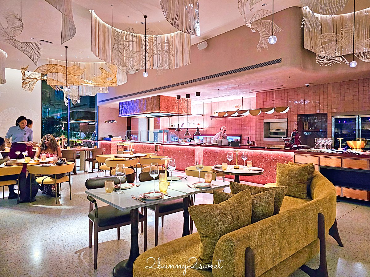 曼谷【KROMO Bangkok Curio Collection by Hilton】粉紅夢幻設計、絕美空中泳池、文青系早餐超驚艷！ @兔兒毛毛姊妹花