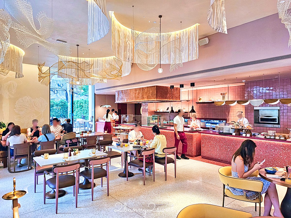 曼谷【KROMO Bangkok Curio Collection by Hilton】粉紅夢幻設計、絕美空中泳池、文青系早餐超驚艷！ @兔兒毛毛姊妹花