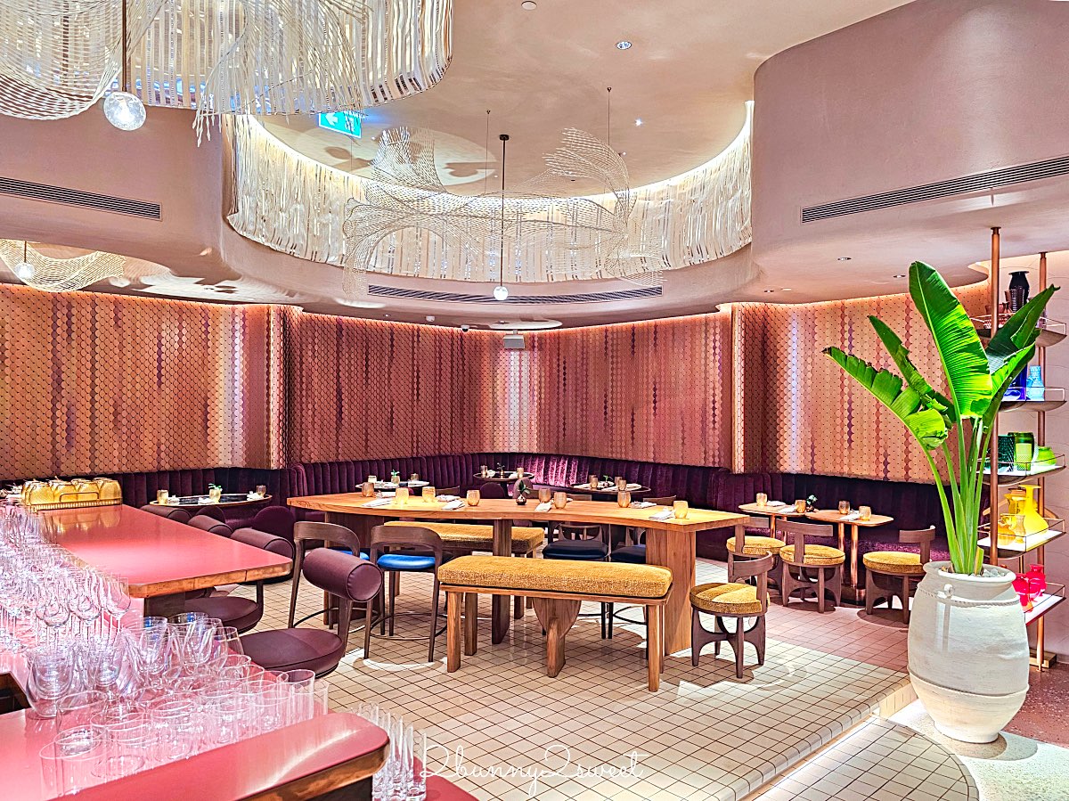 曼谷【KROMO Bangkok Curio Collection by Hilton】粉紅夢幻設計、絕美空中泳池、文青系早餐超驚艷！ @兔兒毛毛姊妹花