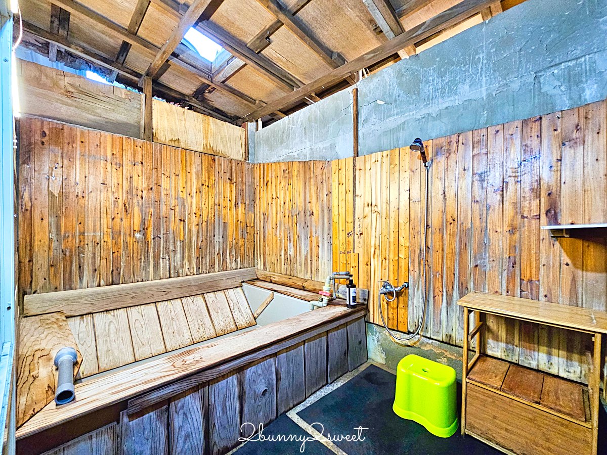 【小坂溫泉】金山萬里山城擁有自家溫泉井的老宅湯屋，85&deg;C 天然乳白溫泉好療癒 @兔兒毛毛姊妹花