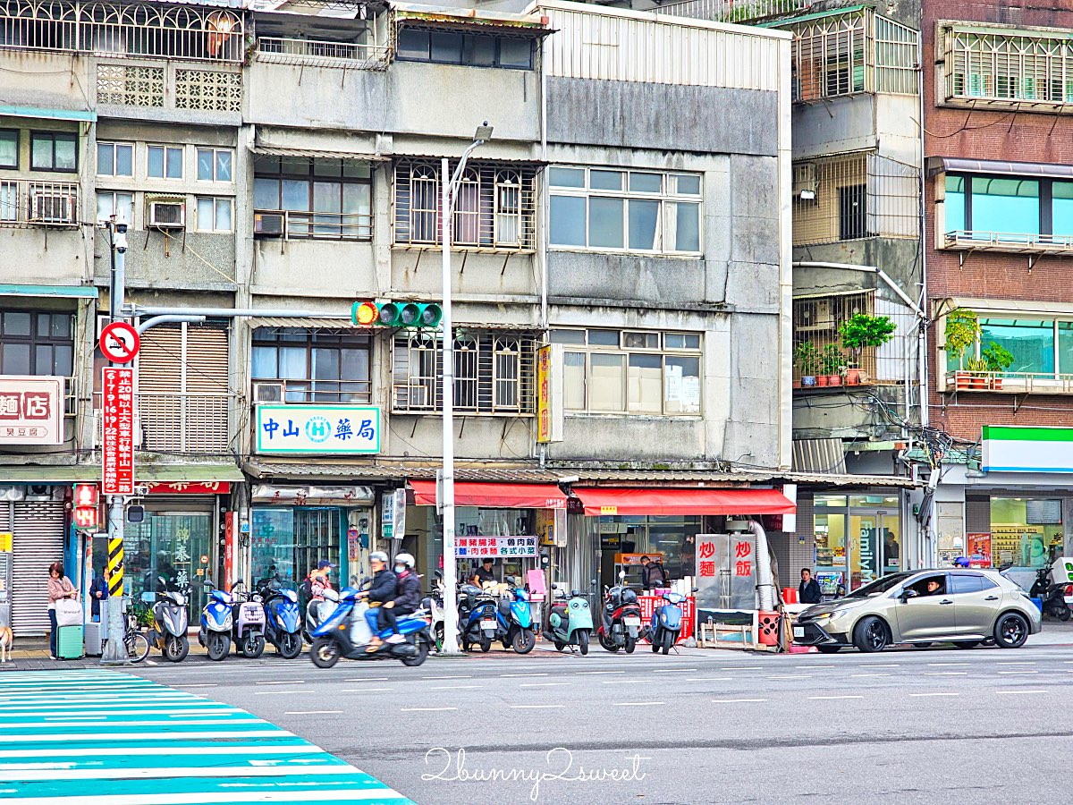 【基隆美食】西六號碼頭麵店：必吃五層豬腸湯，10元滷肉飯超佛心！基隆在地人推薦銅板小吃 @兔兒毛毛姊妹花