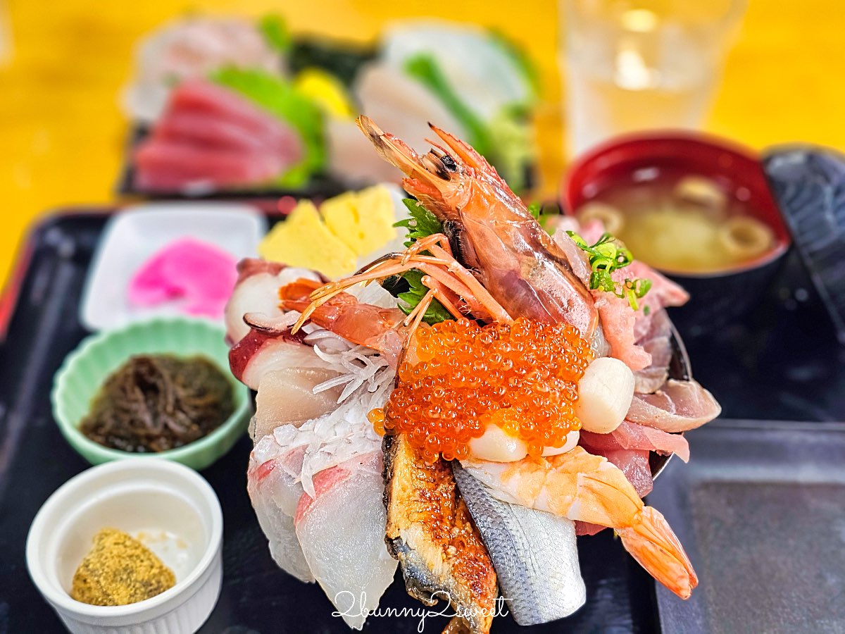 【魚屋直營食堂 魚まる】在地魚舖直營沖繩那霸海鮮餐廳，超澎湃海鮮丼與家常定食攻略 @兔兒毛毛姊妹花