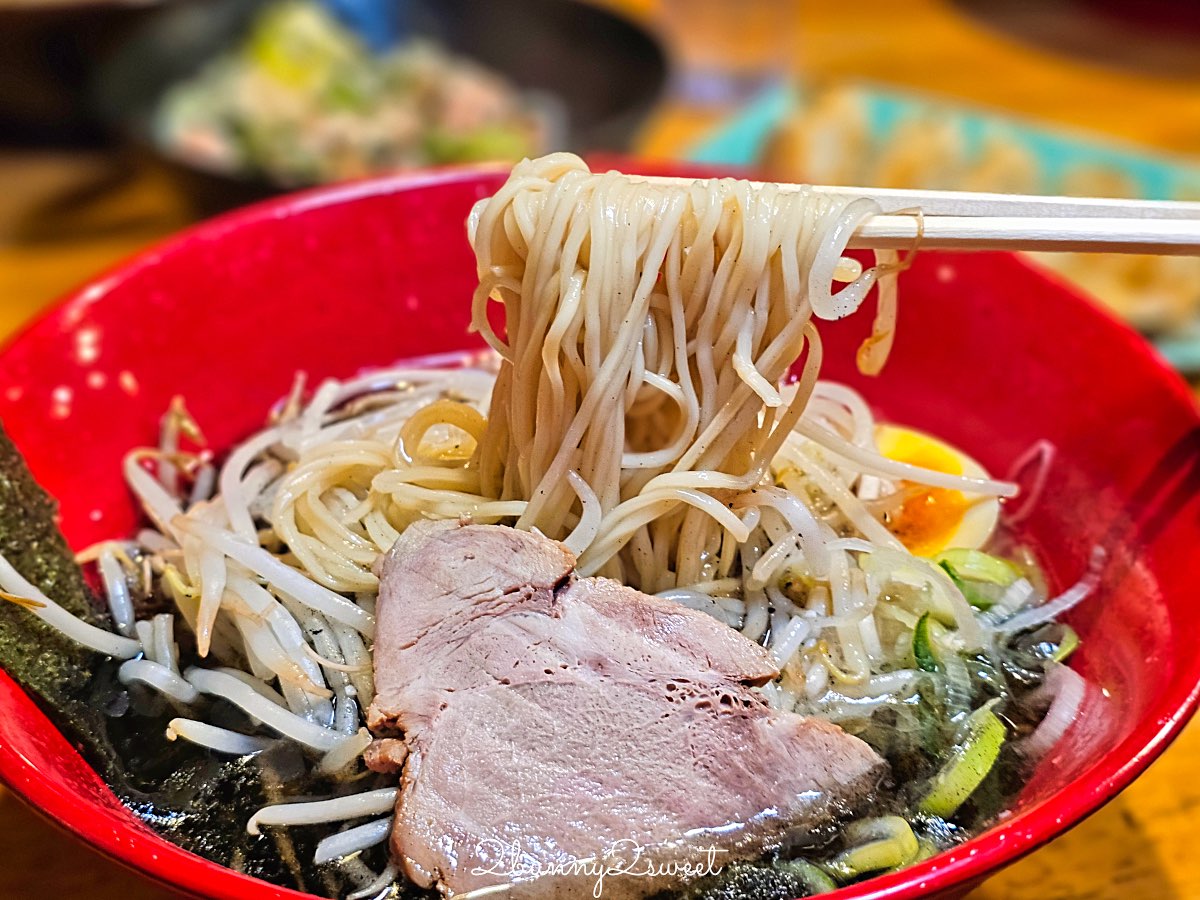 【琉家拉麵 國際通本店】沖繩國際通美食必吃：黑蒜豚骨人氣拉麵、排隊老屋名店實吃心得 @兔兒毛毛姊妹花