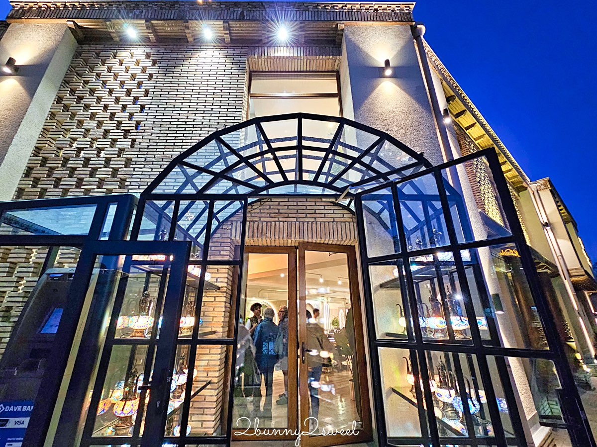 【Emirhan Restaurant】撒馬爾罕景觀餐廳：屋頂第一排看雷吉斯坦夜景＋完整菜單價格分享 @兔兒毛毛姊妹花