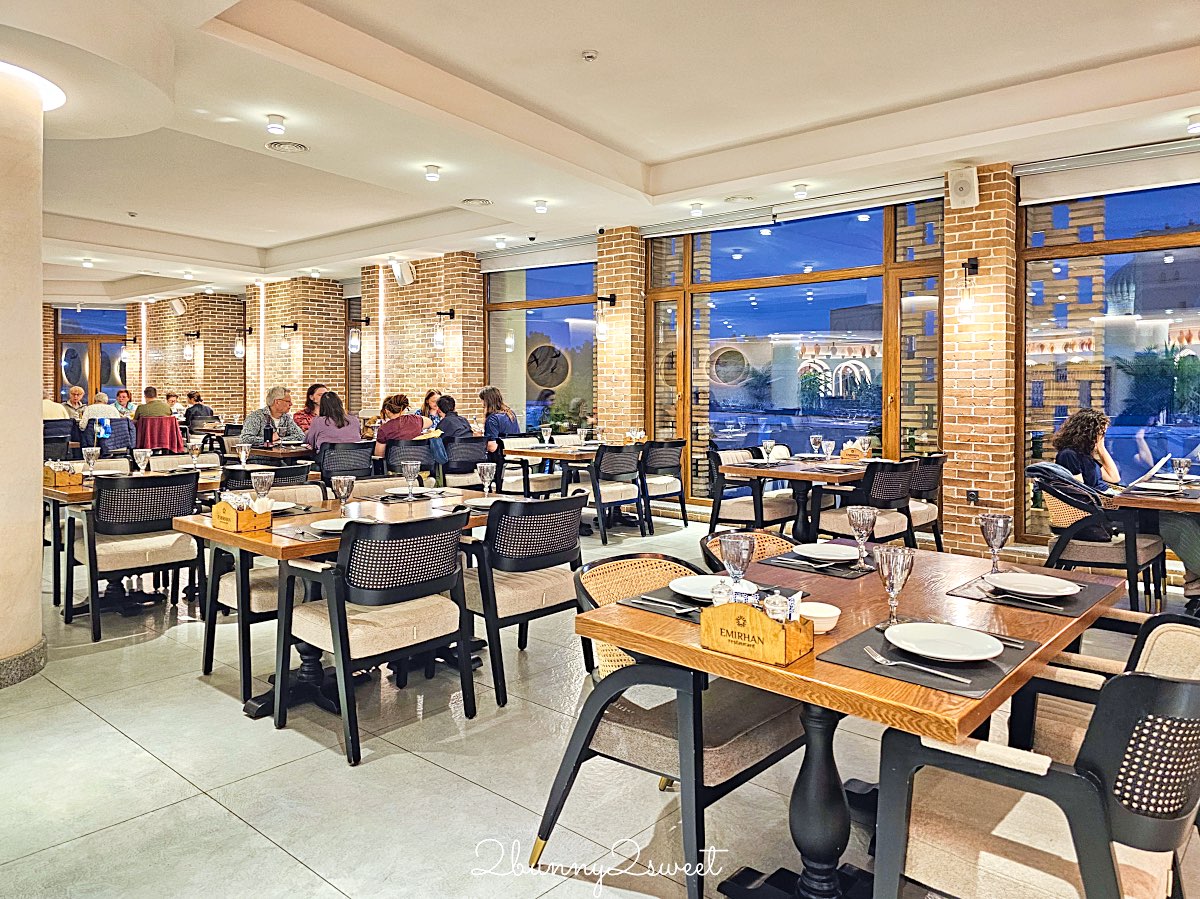 【Emirhan Restaurant】撒馬爾罕景觀餐廳：屋頂第一排看雷吉斯坦夜景＋完整菜單價格分享 @兔兒毛毛姊妹花