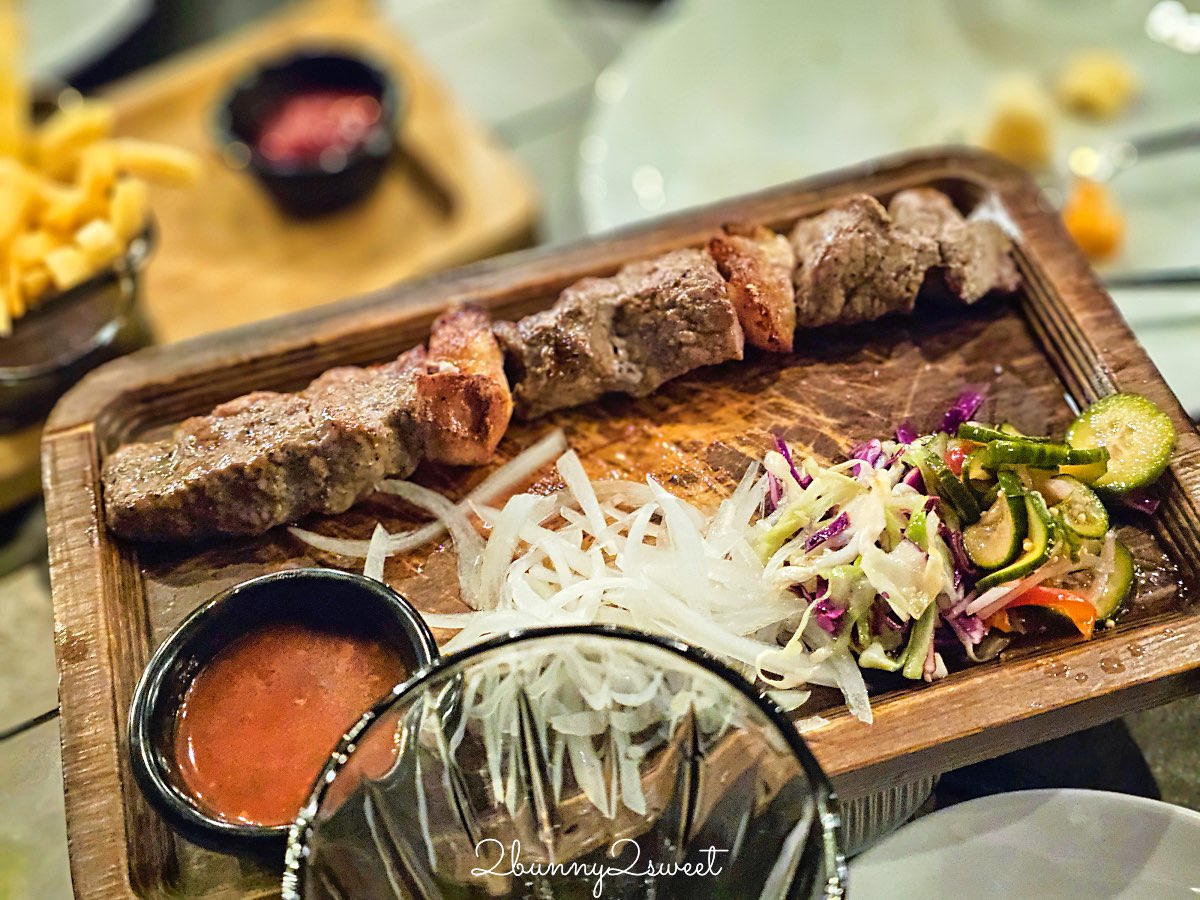 【Emirhan Restaurant】撒馬爾罕景觀餐廳：屋頂第一排看雷吉斯坦夜景＋完整菜單價格分享 @兔兒毛毛姊妹花