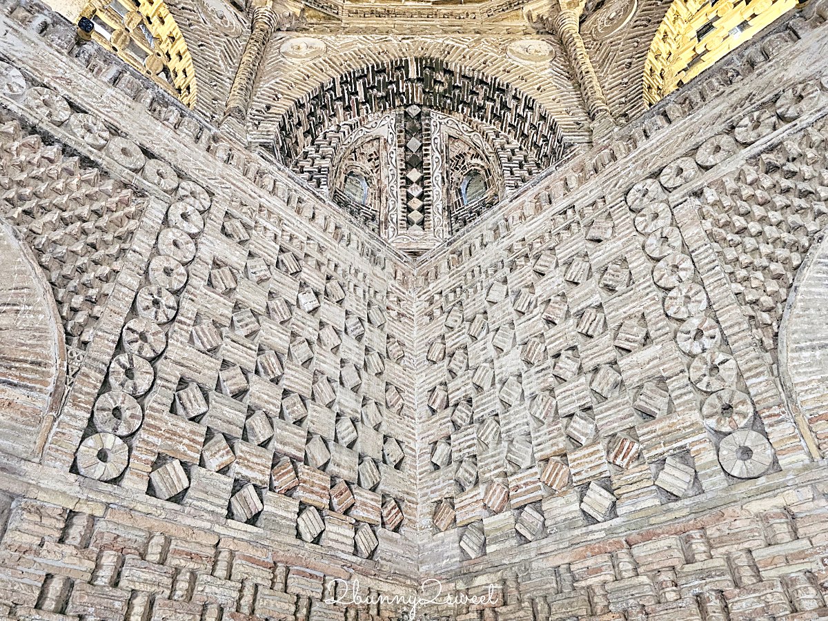 【薩馬尼德陵墓 Samanid Mausoleum】布哈拉必訪中亞最美「磚造蕾絲」，光影編織出的千年藝術奇蹟！ @兔兒毛毛姊妹花