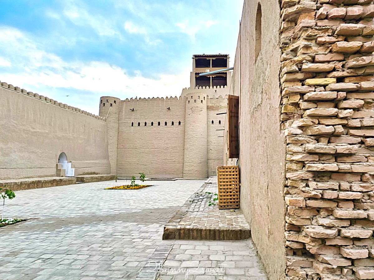 【希瓦可汗舊堡 Konya Ark】走進希瓦汗國王宮，登上【阿克謝赫博博瞭望台 Ak Sheikh-bobo Tower】俯瞰古城藍色天際線 @兔兒毛毛姊妹花