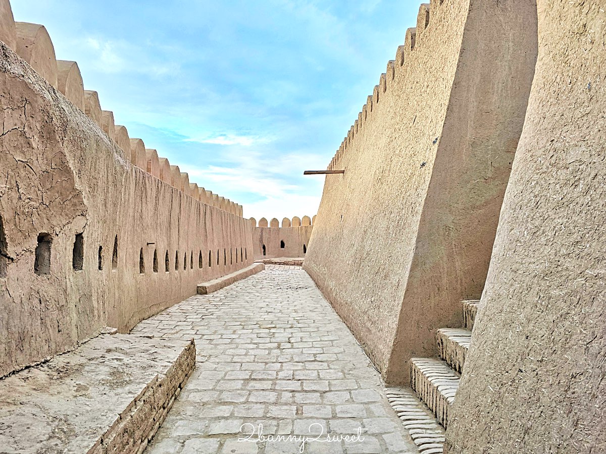 【希瓦可汗舊堡 Konya Ark】走進希瓦汗國王宮，登上【阿克謝赫博博瞭望台 Ak Sheikh-bobo Tower】俯瞰古城藍色天際線 @兔兒毛毛姊妹花