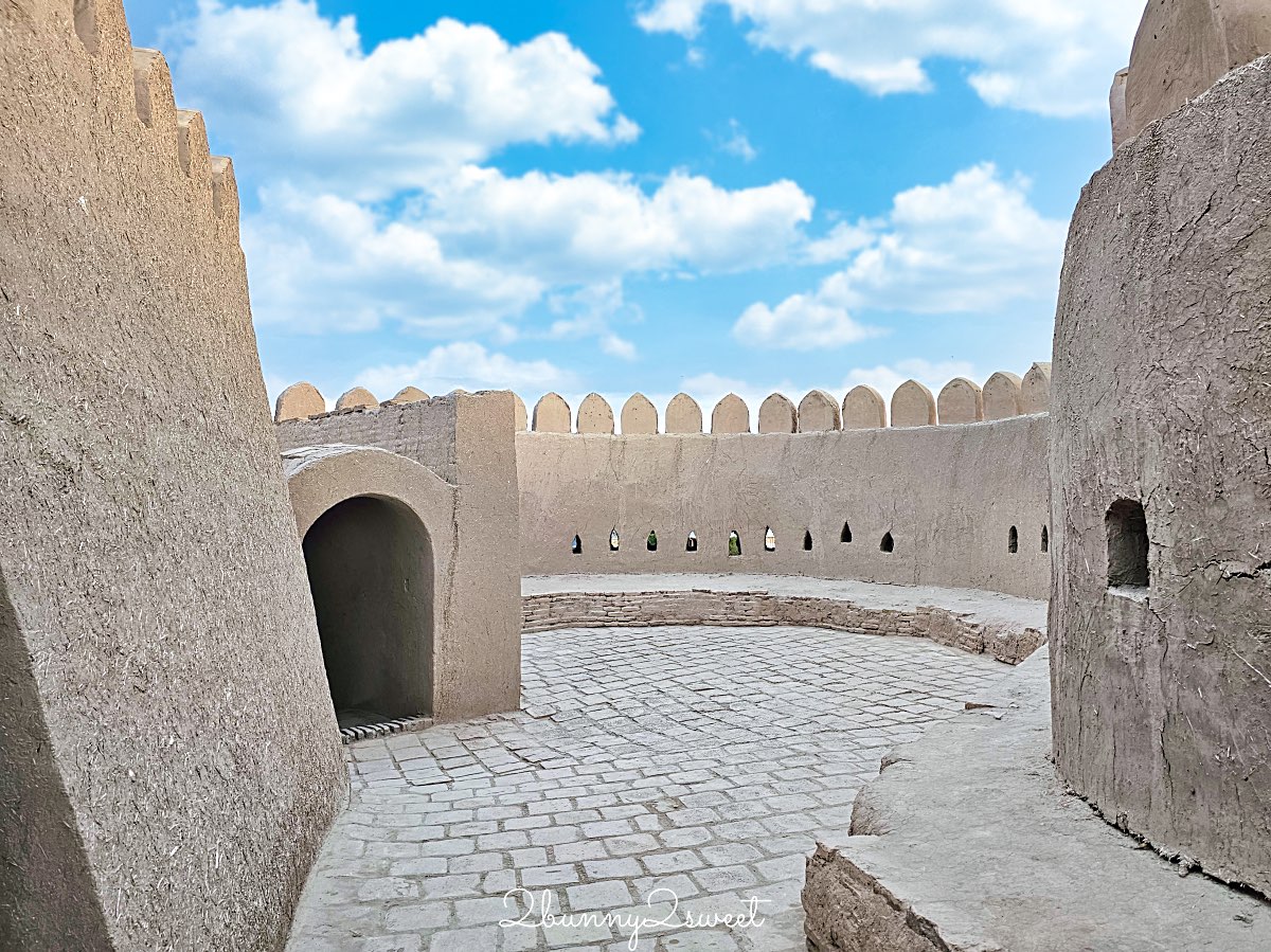 【希瓦可汗舊堡 Konya Ark】走進希瓦汗國王宮，登上【阿克謝赫博博瞭望台 Ak Sheikh-bobo Tower】俯瞰古城藍色天際線 @兔兒毛毛姊妹花