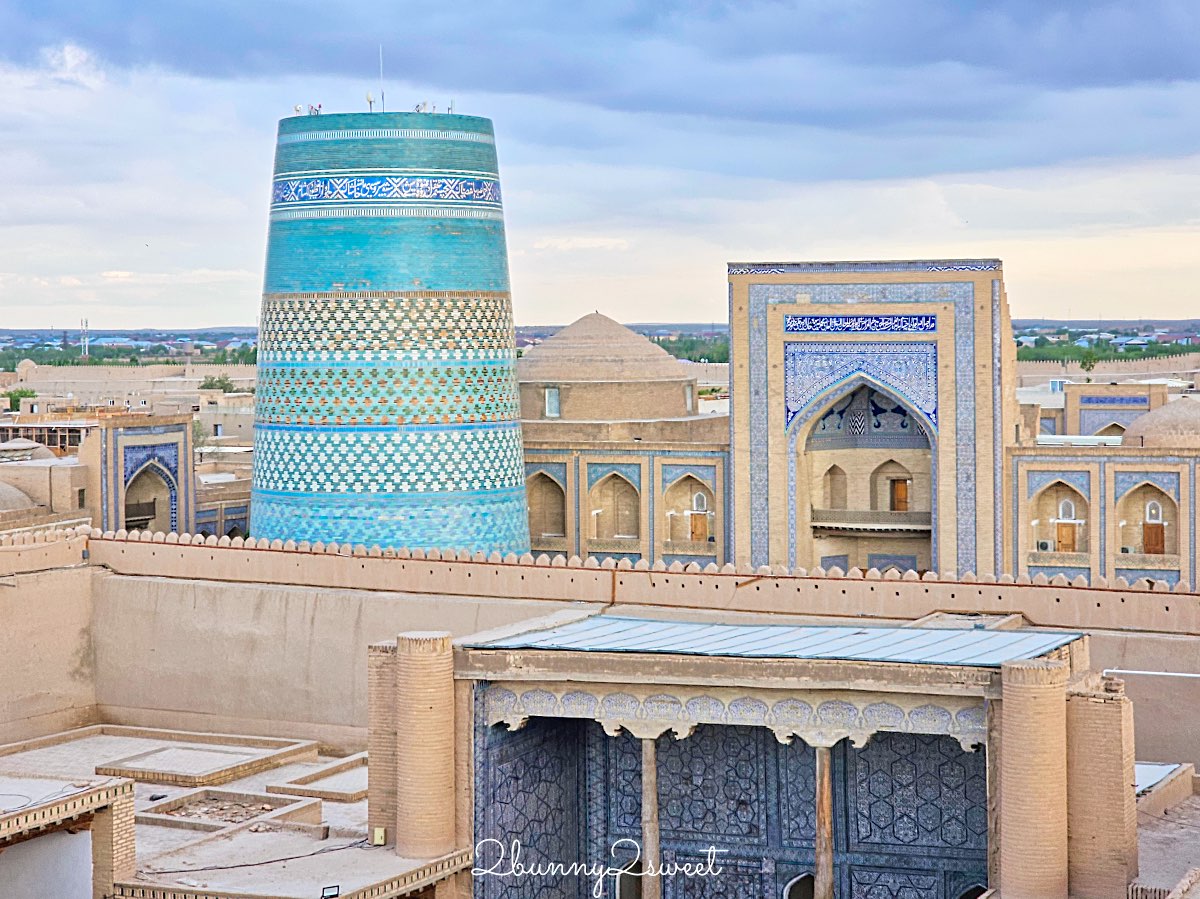 【希瓦可汗舊堡 Konya Ark】走進希瓦汗國王宮，登上【阿克謝赫博博瞭望台 Ak Sheikh-bobo Tower】俯瞰古城藍色天際線 @兔兒毛毛姊妹花