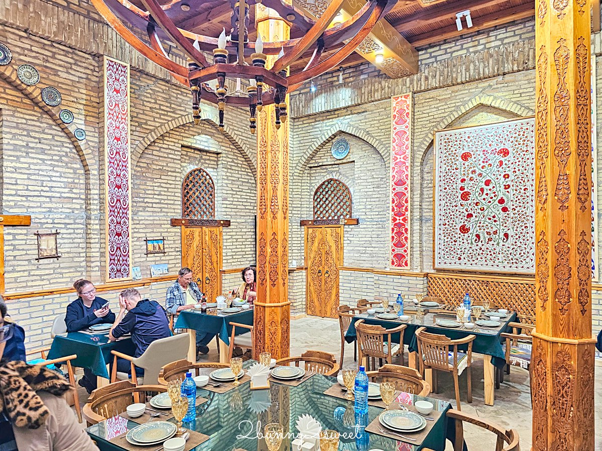 【Cafe Zarafshon】希瓦古城伊斯蘭霍賈宣禮塔旁絕美餐廳，必點希瓦特色餃子 @兔兒毛毛姊妹花
