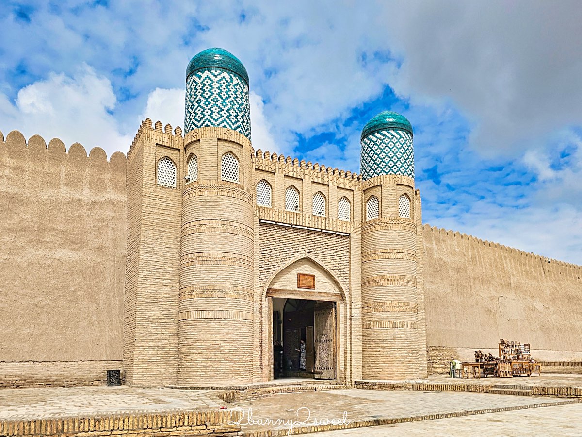 【希瓦可汗舊堡 Konya Ark】走進希瓦汗國王宮，登上【阿克謝赫博博瞭望台 Ak Sheikh-bobo Tower】俯瞰古城藍色天際線 @兔兒毛毛姊妹花