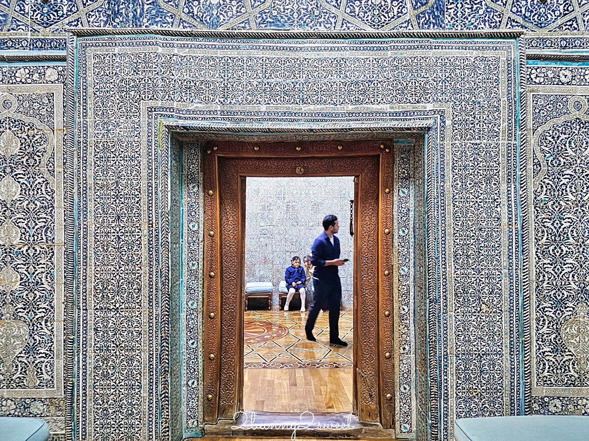 【帕拉萬&middot;馬哈穆德陵墓 Pakhlavan Makhmud Mausoleum】希瓦古城最美綠色圓頂，走進絕美滿版青花瓷磚空間 @兔兒毛毛姊妹花