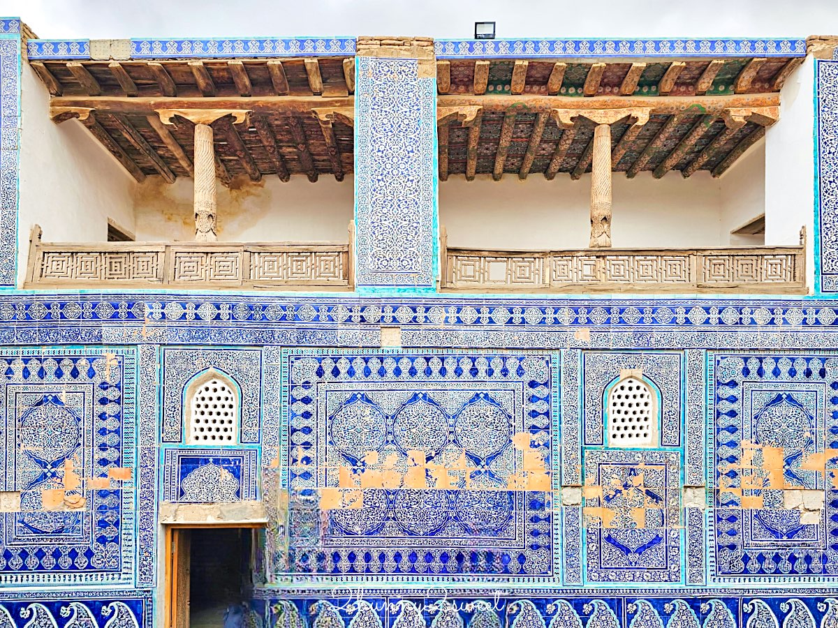 【希瓦石頭宮 Tashhovli Palace】藍色磁磚後宮太夢幻！走進汗國皇室生活的華麗宮殿 @兔兒毛毛姊妹花
