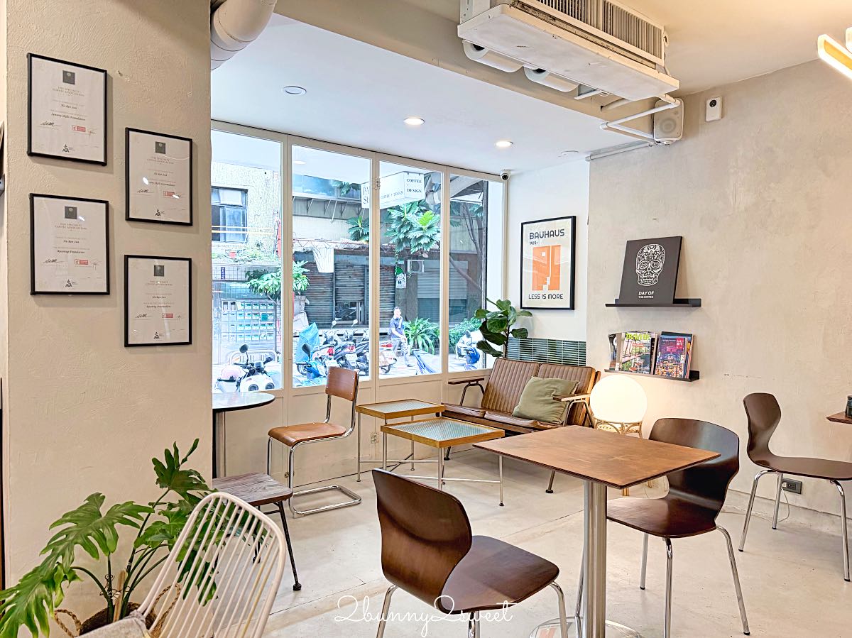 【暫停工作室 PAUSE Studio】南京三民咖啡廳｜不限時有插座，還有店貓的韓系質感咖啡廳 @兔兒毛毛姊妹花