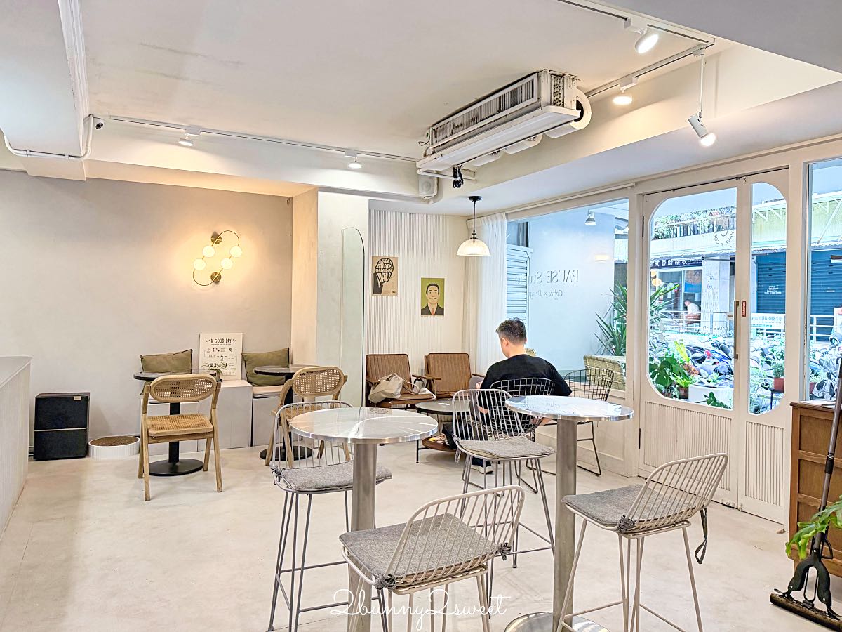 【暫停工作室 PAUSE Studio】南京三民咖啡廳｜不限時有插座，還有店貓的韓系質感咖啡廳 @兔兒毛毛姊妹花