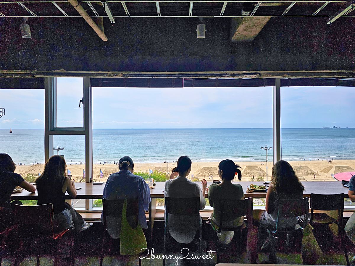 釜山海雲台海景咖啡廳 Working Holiday｜海景第一排無敵窗景、班尼迪克蛋早午餐，點餐交通攻略 @兔兒毛毛姊妹花
