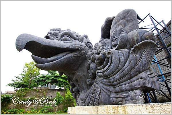 [2012 Bali] 烏魯瓦圖等待合體的守護神與神鷹-神鷹廣場 @兔兒毛毛姊妹花