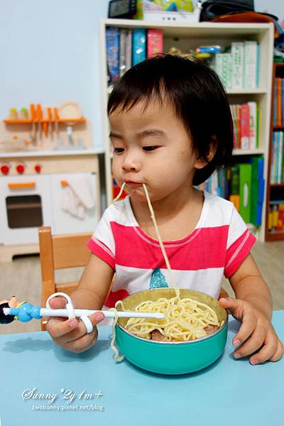 [好物。推薦] 好用餐具大集合~Edison叉匙、學習筷。Think Baby餐具。Kids club食物剪 @兔兒毛毛姊妹花