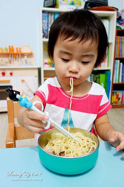 [好物。推薦] 好用餐具大集合~Edison叉匙、學習筷。Think Baby餐具。Kids club食物剪 @兔兒毛毛姊妹花