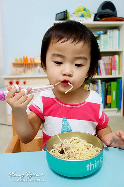 [好物。推薦] 好用餐具大集合~Edison叉匙、學習筷。Think Baby餐具。Kids club食物剪 @兔兒毛毛姊妹花