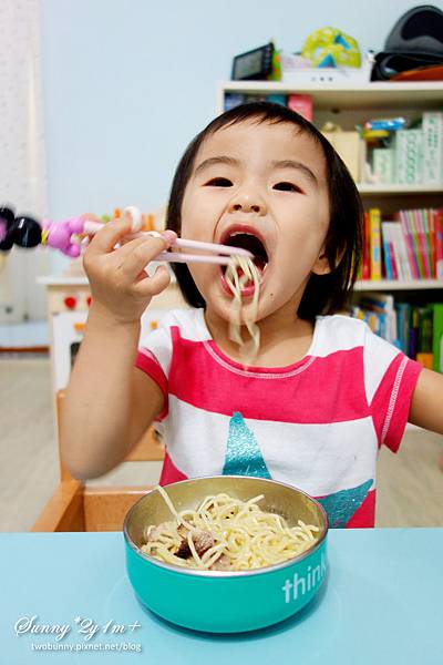 [好物。推薦] 好用餐具大集合~Edison叉匙、學習筷。Think Baby餐具。Kids club食物剪 @兔兒毛毛姊妹花