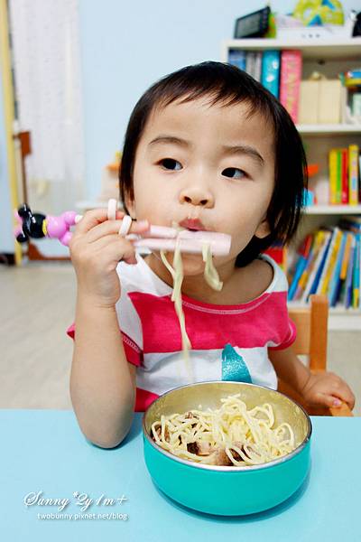 [好物。推薦] 好用餐具大集合~Edison叉匙、學習筷。Think Baby餐具。Kids club食物剪 @兔兒毛毛姊妹花