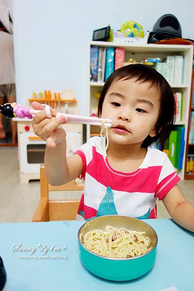 [好物。推薦] 好用餐具大集合~Edison叉匙、學習筷。Think Baby餐具。Kids club食物剪 @兔兒毛毛姊妹花