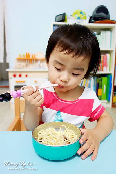 [好物。推薦] 好用餐具大集合~Edison叉匙、學習筷。Think Baby餐具。Kids club食物剪 @兔兒毛毛姊妹花