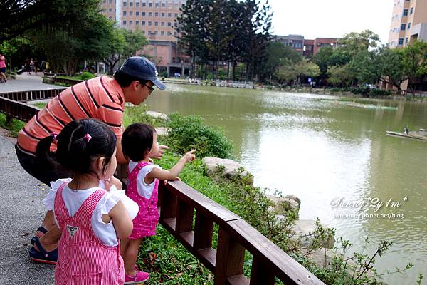 [兔兒。2Y1M+] 和妞妞的約會~背包廚房吃Pizza+台大校園騎三輪 @兔兒毛毛姊妹花