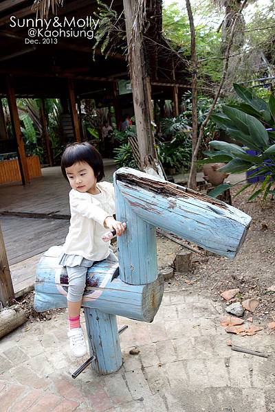 [親子遊。高雄] 追逐暖陽小旅行(下)-動物園裡看飛機??@好好玩的淨園農場 @兔兒毛毛姊妹花