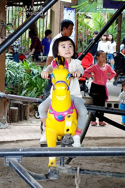 [親子遊。高雄] 追逐暖陽小旅行(下)-動物園裡看飛機??@好好玩的淨園農場 @兔兒毛毛姊妹花