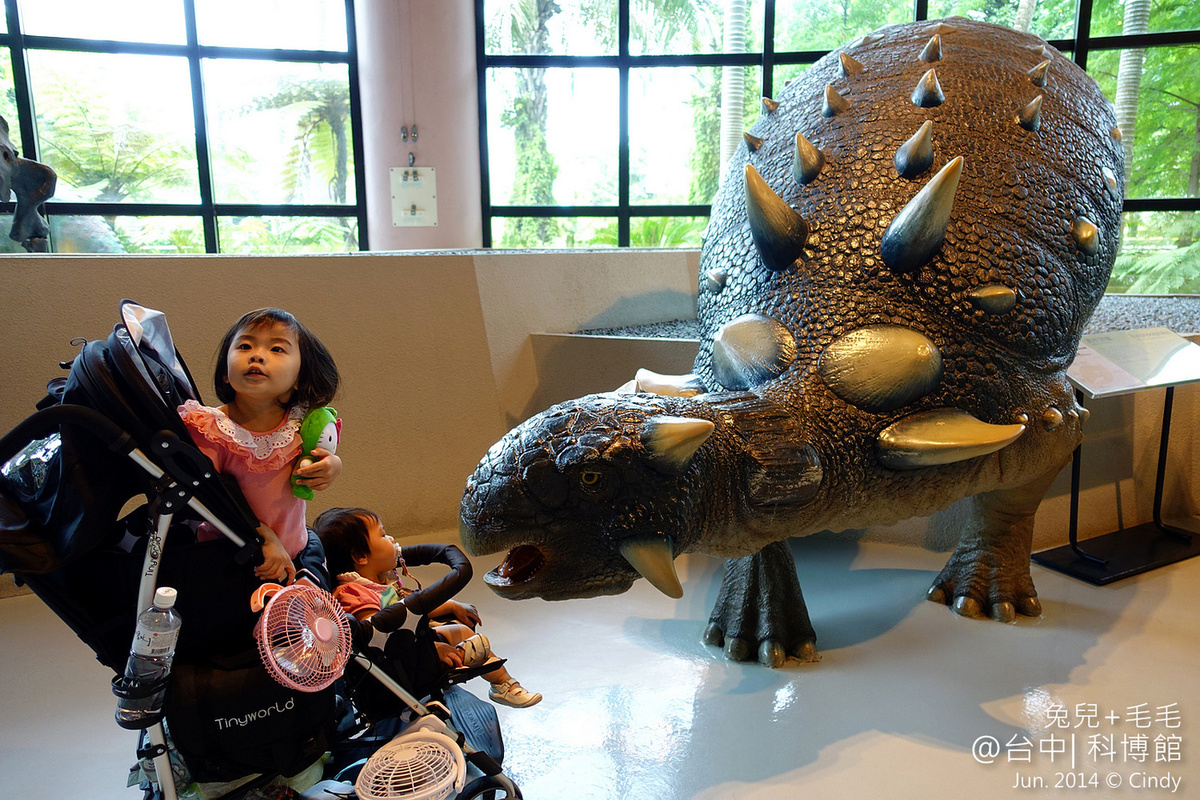 [親子遊。台中] 爸爸出差之兔兒麻一打二遊台中～科博館, 勤美術館, 光之乳酪 @兔兒毛毛姊妹花