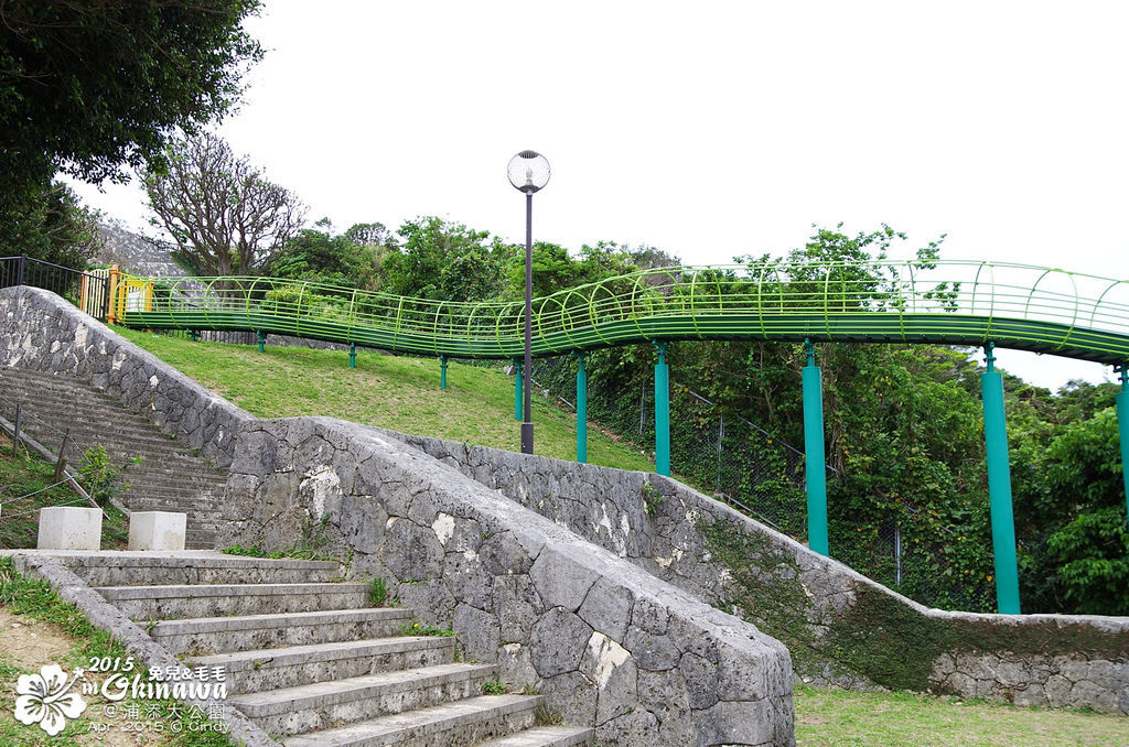 [2015。沖繩|親子|自駕] 浦添大公園～順暢又快速的超長溜滑梯讓屁股又著火了!! @兔兒毛毛姊妹花