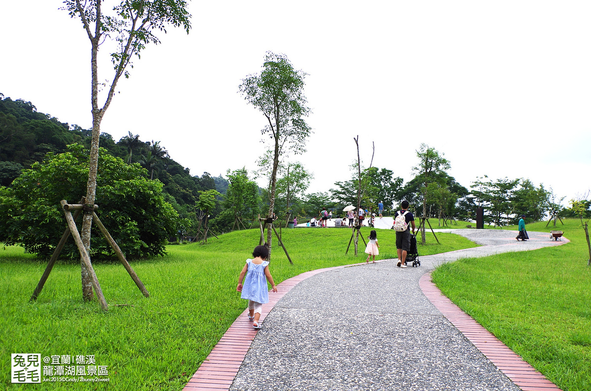 宜蘭親子景點》龍潭湖風景區 大碗公溜滑梯～湖畔野餐、騎車、餵魚，還有小小孩兒也瘋狂的大碗公溜滑梯～免費遛小孩好去處 @兔兒毛毛姊妹花