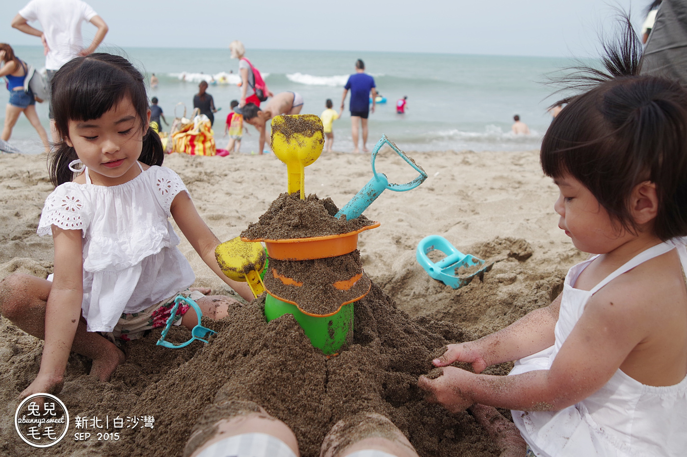 [親子遊。新北] 海灘戲沙踏浪&#038;兒童遊戲室玩耍一次滿足＝白沙灣＋伊莎貝拉海灘咖啡館 (2017 年再訪) @兔兒毛毛姊妹花