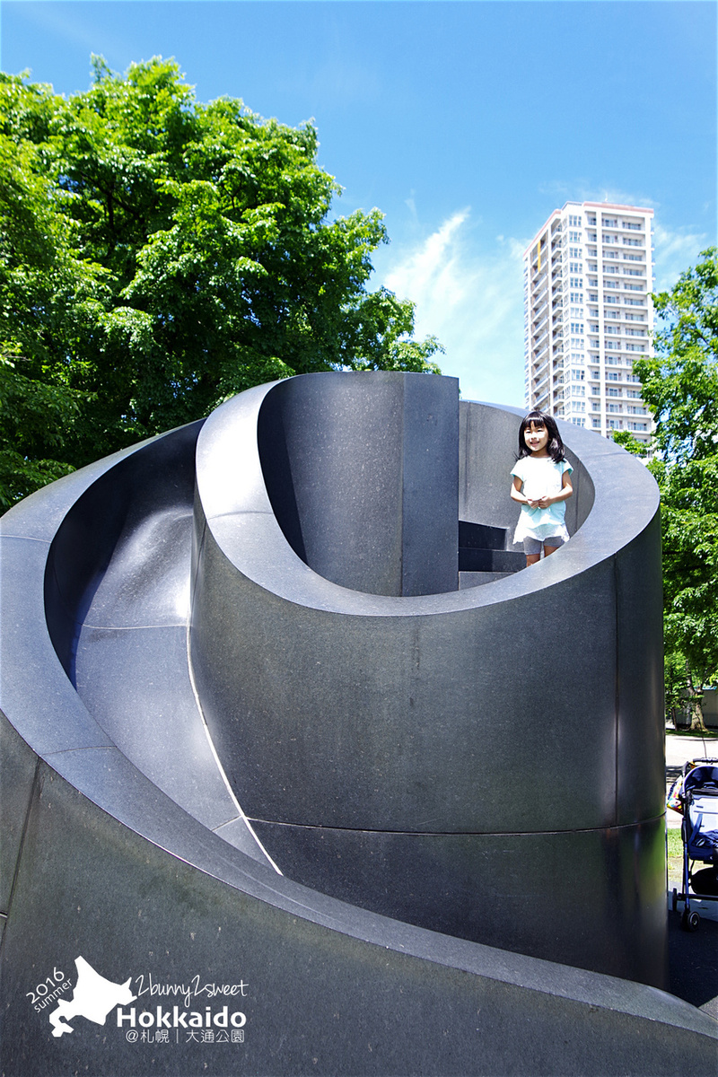 [北海道|親子|自駕] 大通公園～電視塔、烤玉米、溜滑梯～大人小孩都愛的免費公園｜札幌親子景點｜溜滑梯公園｜免費景點 @兔兒毛毛姊妹花