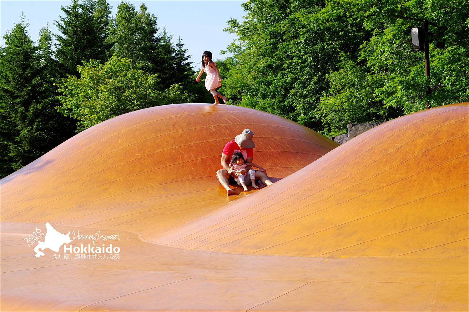 北海道景點【瀧野鈴蘭丘陵公園】滝野すずらん公園～熔岩滑梯、彈跳巨蛋～札幌親子景點 @兔兒毛毛姊妹花