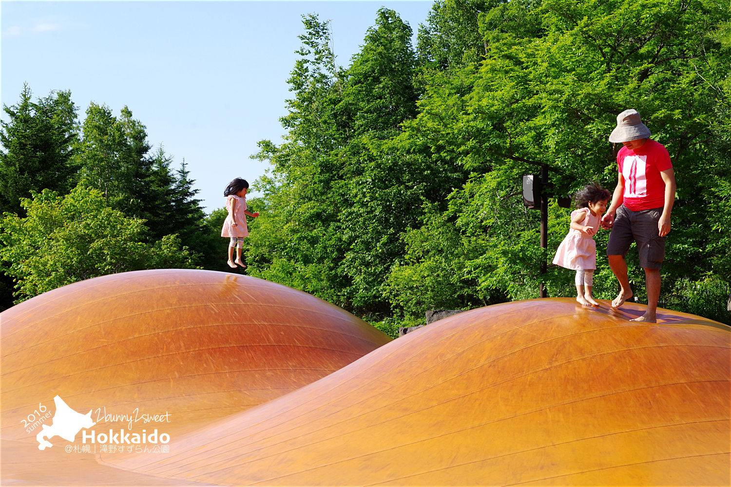 北海道景點【瀧野鈴蘭丘陵公園】滝野すずらん公園～熔岩滑梯、彈跳巨蛋～札幌親子景點 @兔兒毛毛姊妹花