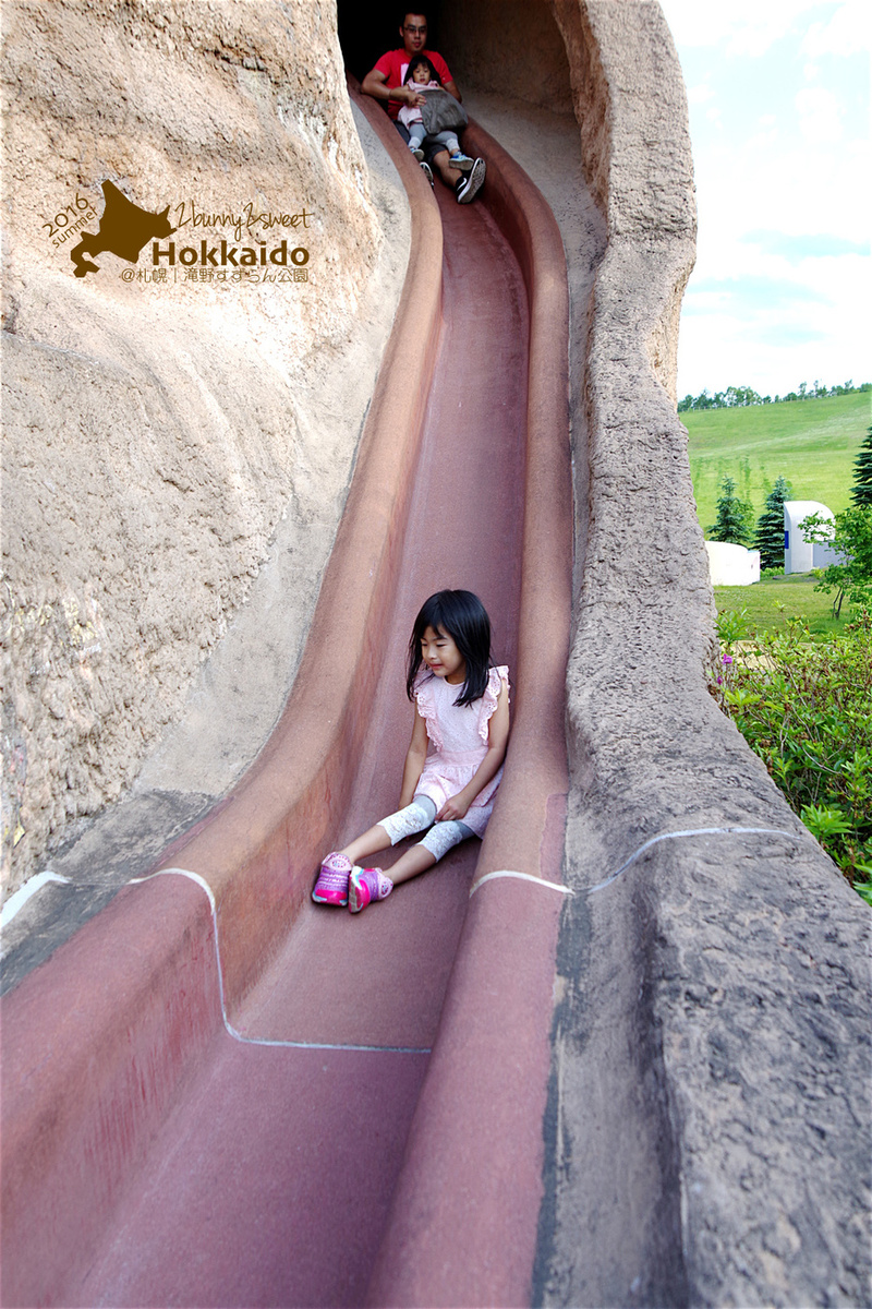 北海道景點【瀧野鈴蘭丘陵公園】滝野すずらん公園～熔岩滑梯、彈跳巨蛋～札幌親子景點 @兔兒毛毛姊妹花