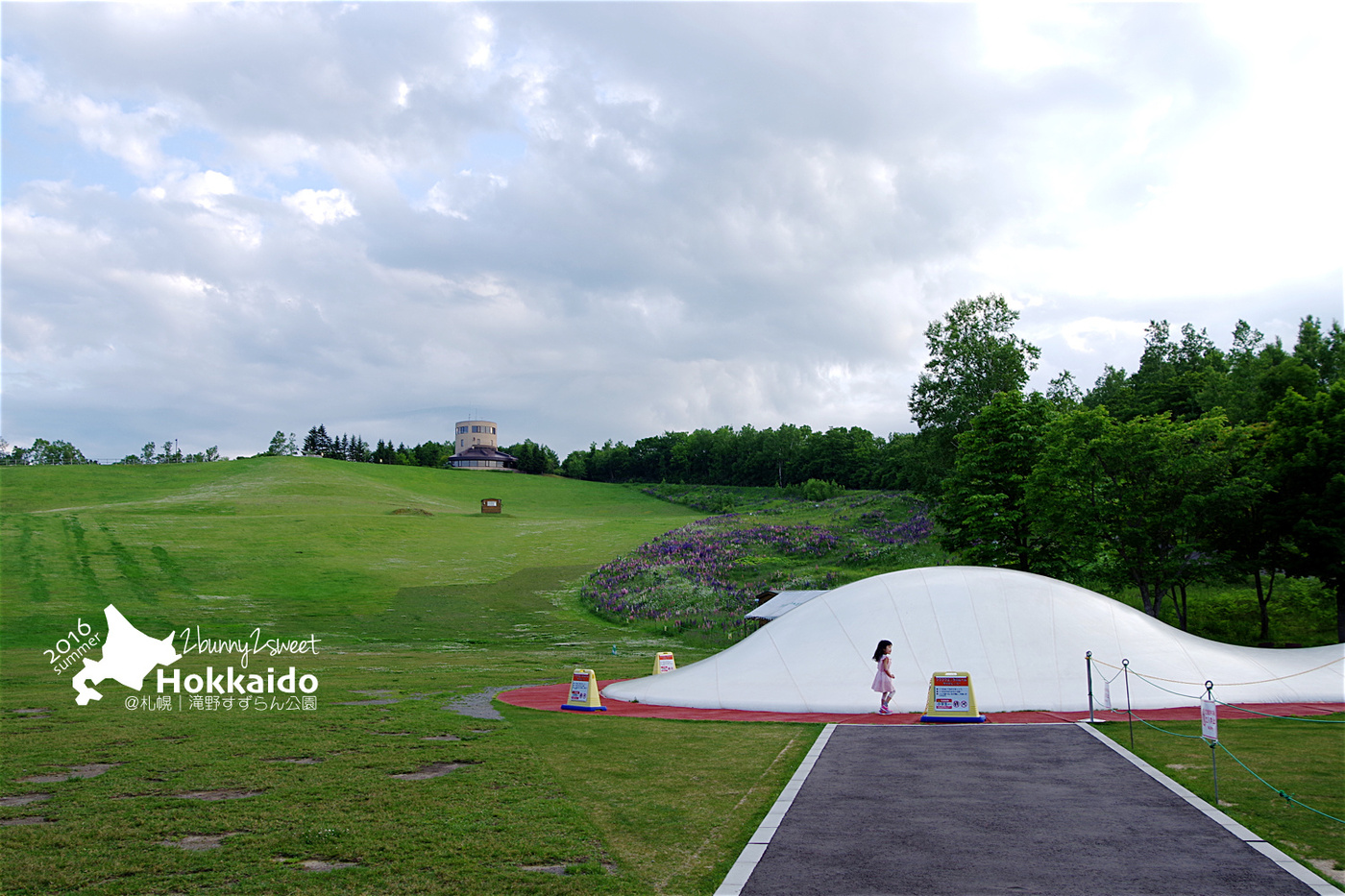 北海道景點【瀧野鈴蘭丘陵公園】滝野すずらん公園～熔岩滑梯、彈跳巨蛋～札幌親子景點 @兔兒毛毛姊妹花