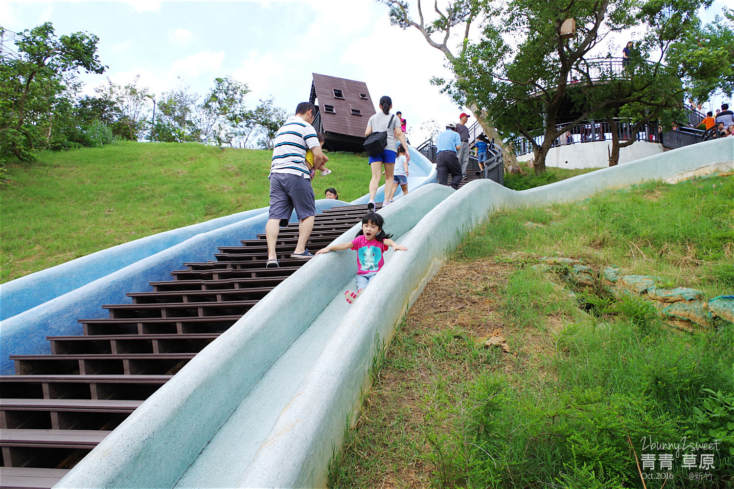 新竹特色公園》青青草原～大草原、攀爬網、四座磨石子超長溜滑梯～刺激又好玩的超長溜滑梯 @兔兒毛毛姊妹花