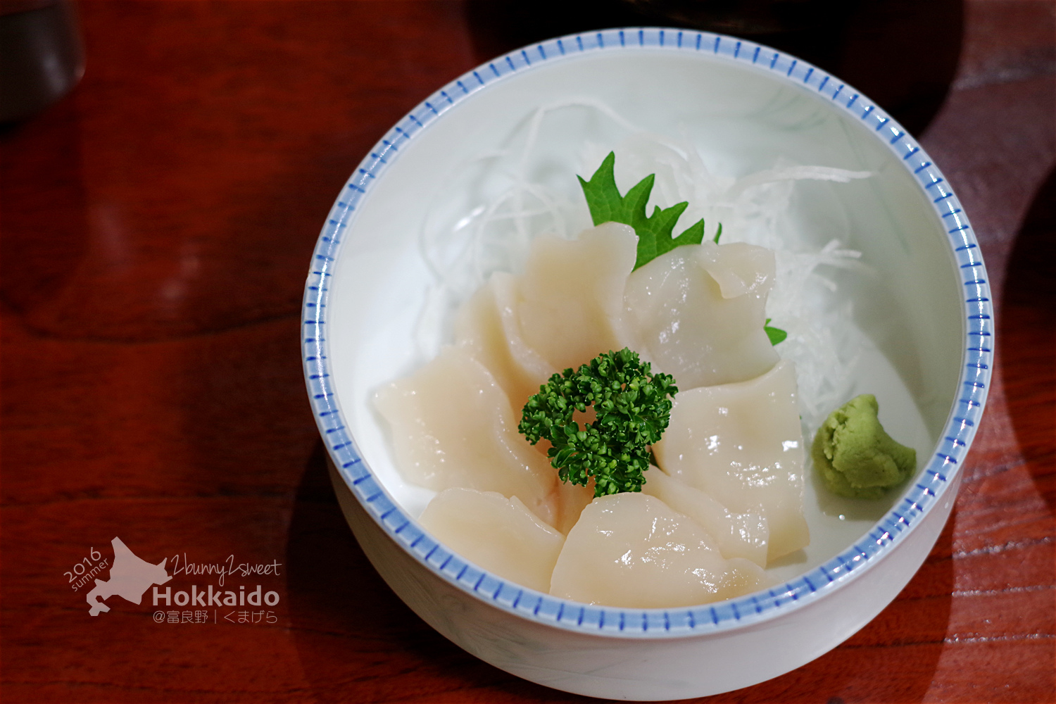 [北海道|親子|自駕] くまげら KUMAGERA～來富良野人氣餐廳，嚐嚐油滋滋的生和牛丼和山賊火鍋｜富良野美食 @兔兒毛毛姊妹花