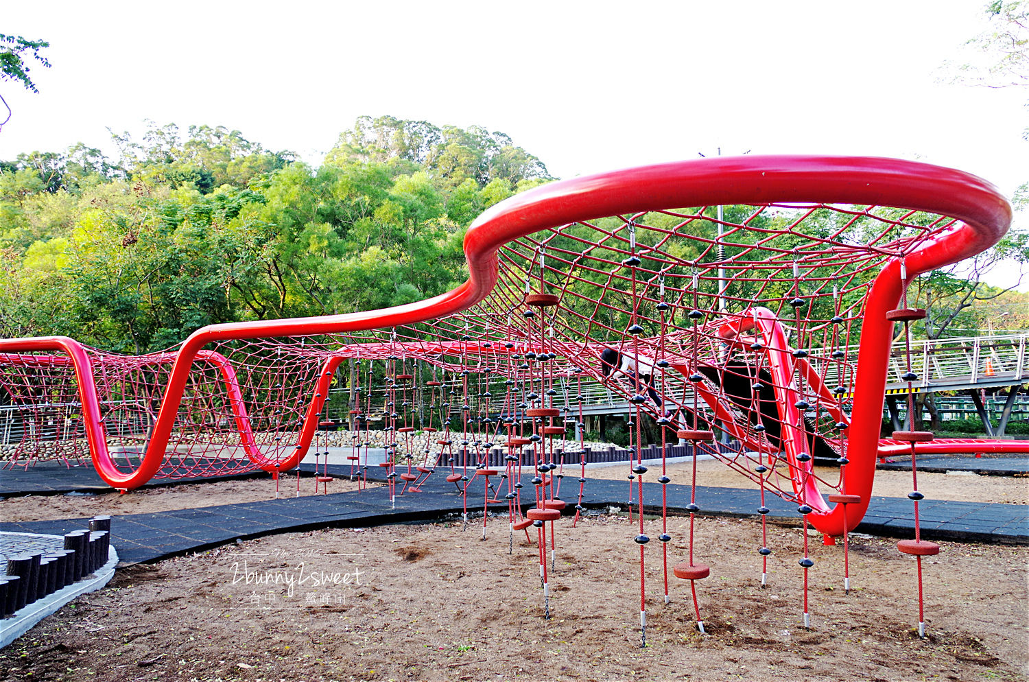 台中親子景點》鰲峰山運動公園 競合體驗遊戲場～媲美日本的無料公園，設施好玩又有設計感的免費公園 @兔兒毛毛姊妹花